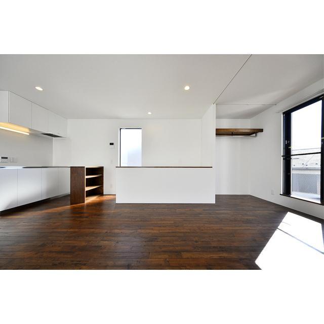 余計なものが一切ないシンプルな造りです。このままのシンプルさを活かすも、インテリアで遊ぶも、味があって素敵です。