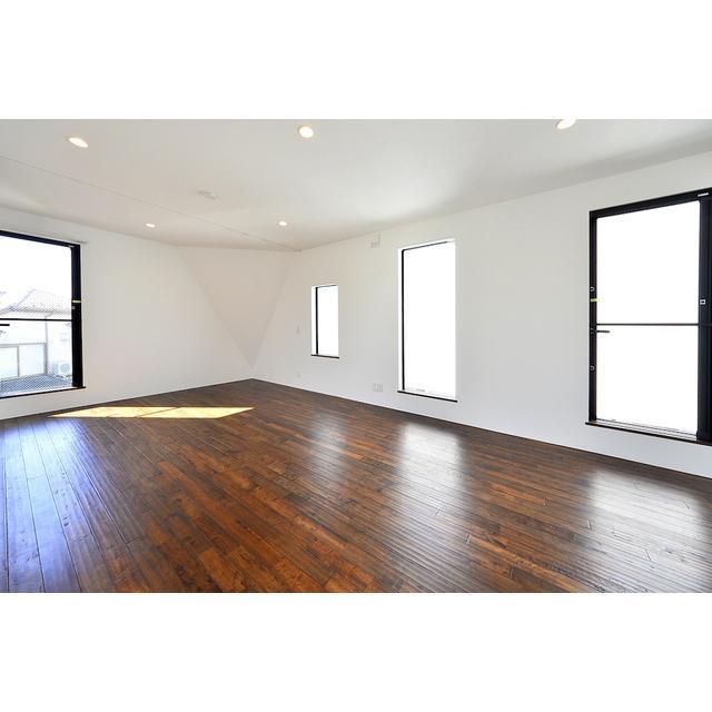 窓が多いですが、それに続くバルコニーはありません。室内干しをメインにして、たまにコインランドリーの力を借りて楽がしたいですね。