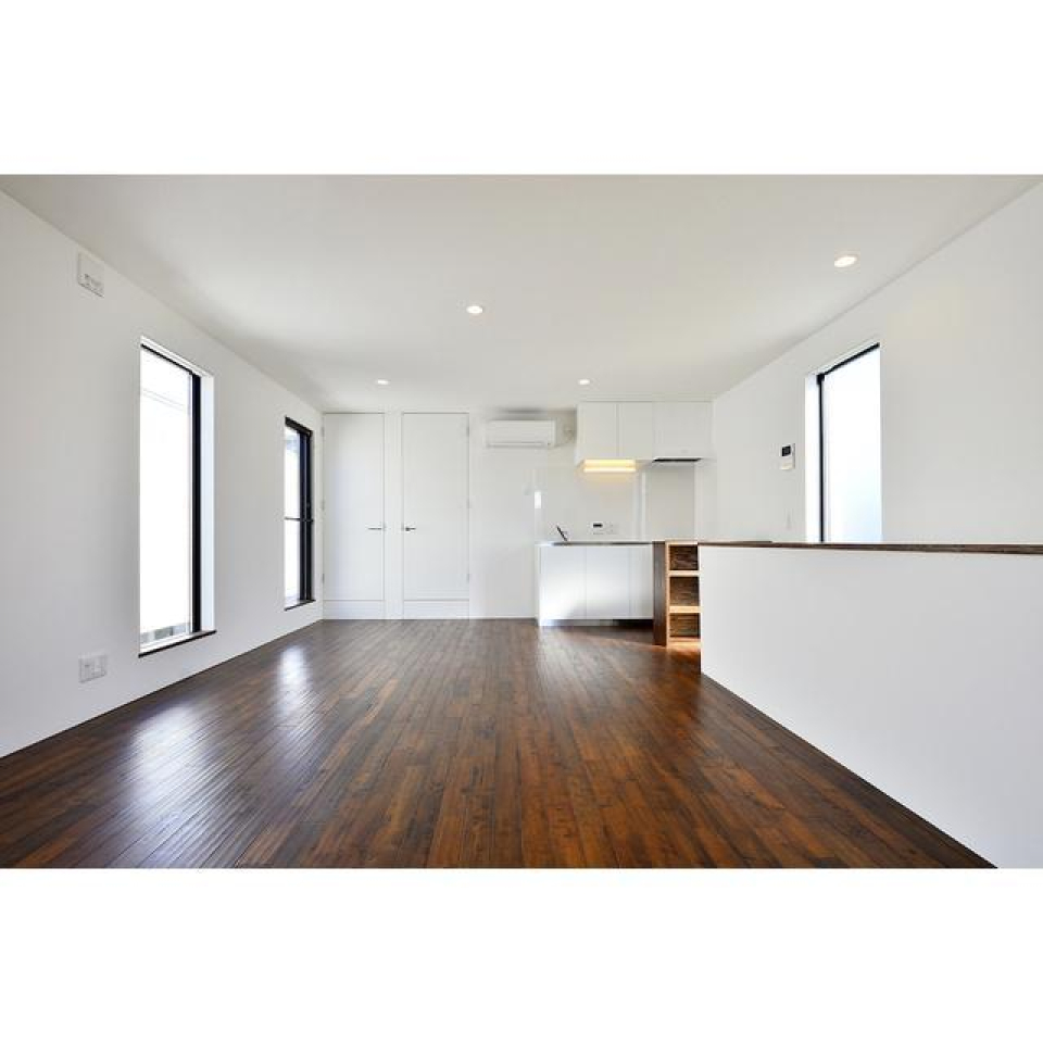 並ぶ窓と白い壁が、開放感たっぷりで日常の疲れを癒してくれます。