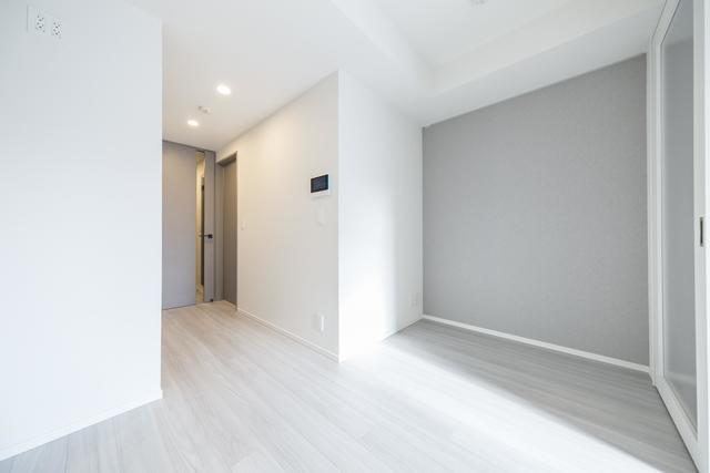 グレーのクロスが白い床にアクセントを加えてくれる。※写真は同タイプ住戸です。