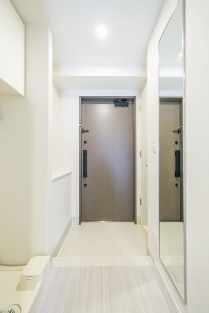 廊下に洗濯機置き場もあります。玄関から明るいのがいいですね。※写真は同タイプ住戸です。