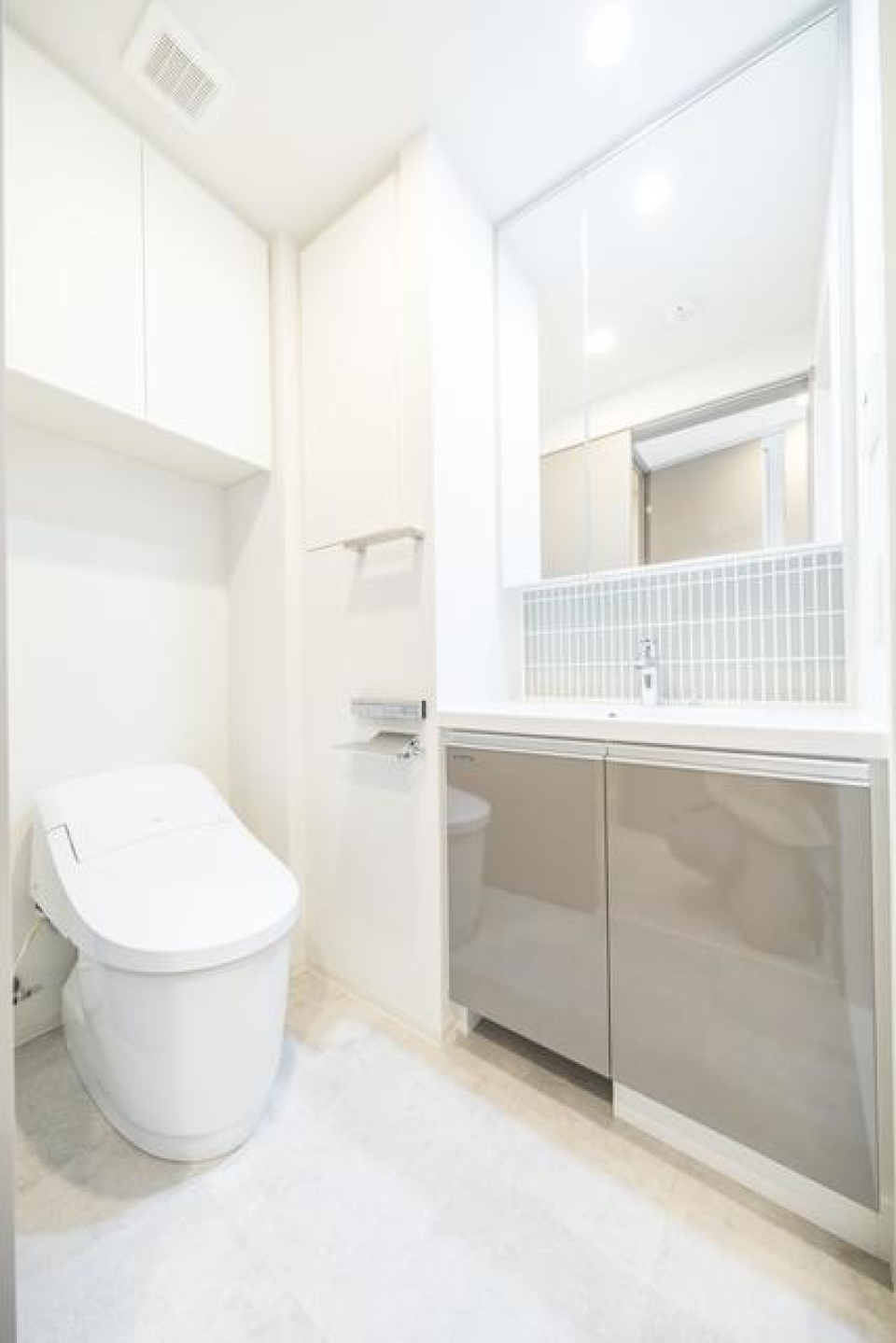 トイレと洗面が一体型。トイレの上部に収納もあります。※写真は同タイプ住戸です。