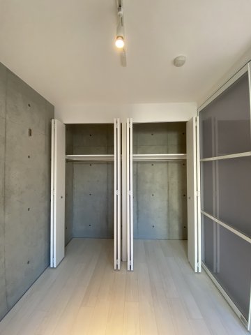 クローゼットの中もコンクリそのままです。