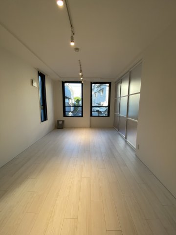 11.9帖のリビングダイニングは縦に広々としており、食卓とくつろぎスペースを分けられます。