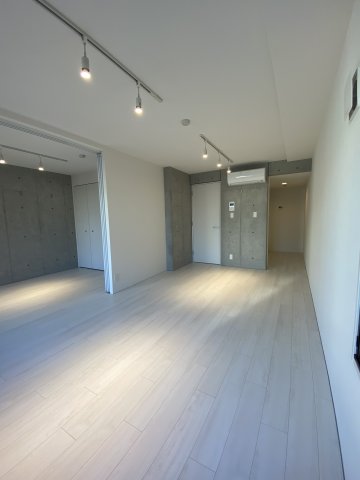 程よく活かされたコンクリートがクールな雰囲気を醸し出しています。