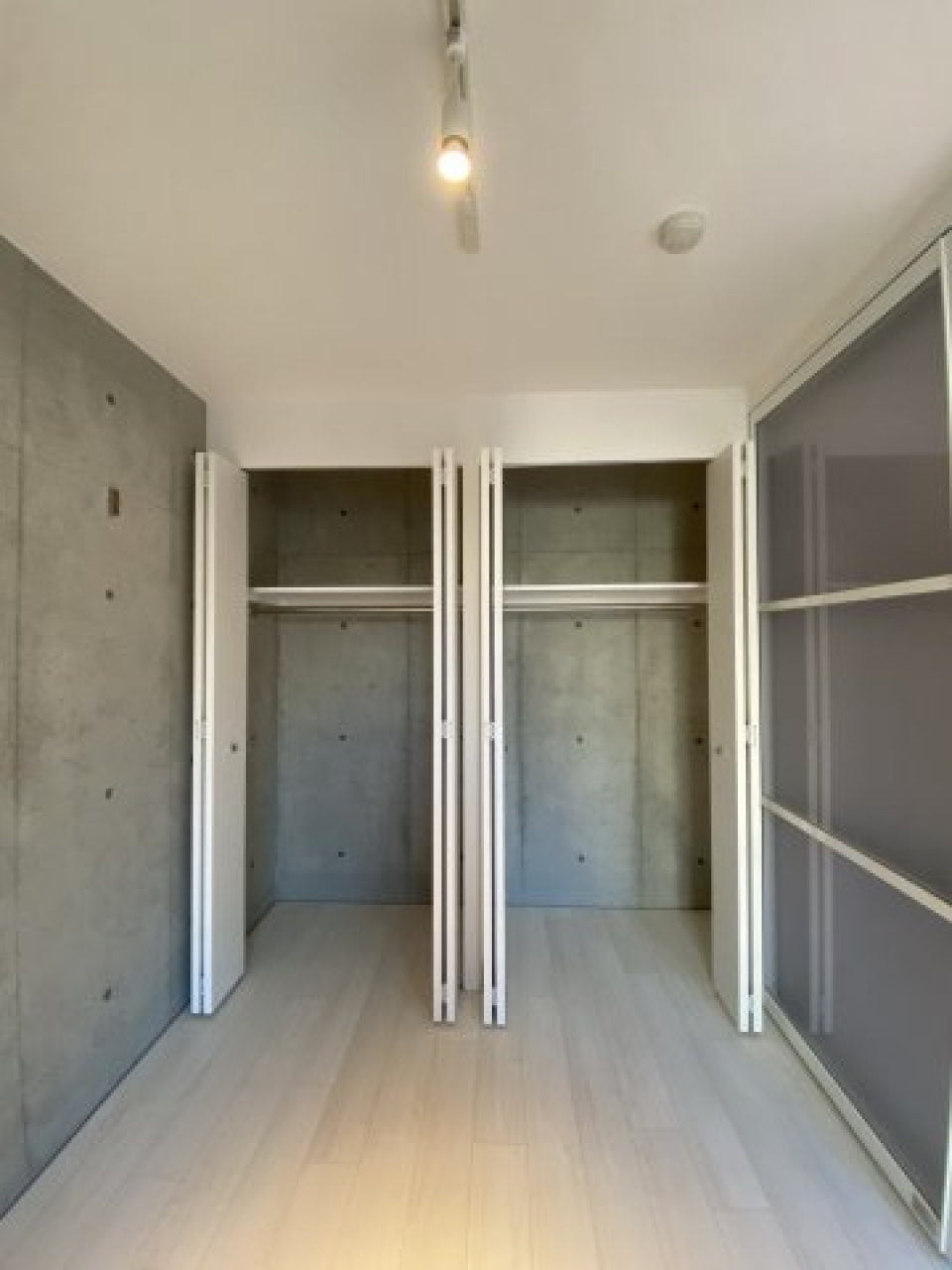 クローゼットの中もコンクリそのままです。