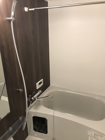 アクセントパネルがシックな色合いのバスルーム。浴室乾燥機付きです。