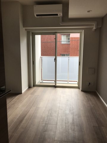 全体が木のぬくもりに囲まれたデザイナーズのお部屋です。南向きのお部屋なので日当たり良好です。