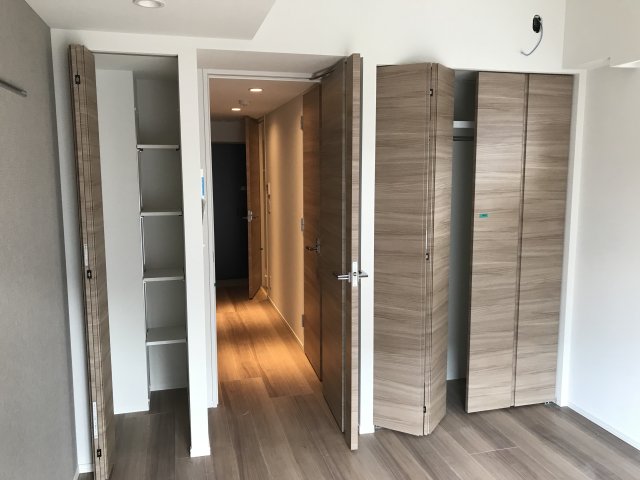 クローゼットは1つだけではなく、左側にも収納スペースがあるので整理整頓に便利です。