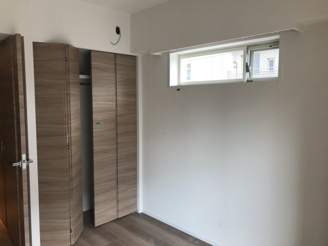 小窓があり、風通しの良いお部屋です。