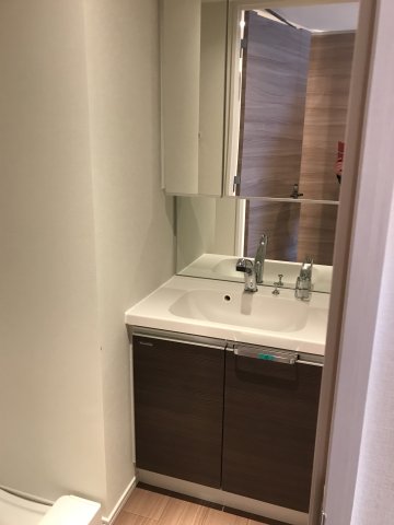 大きな鏡が特徴な独立洗面台です。