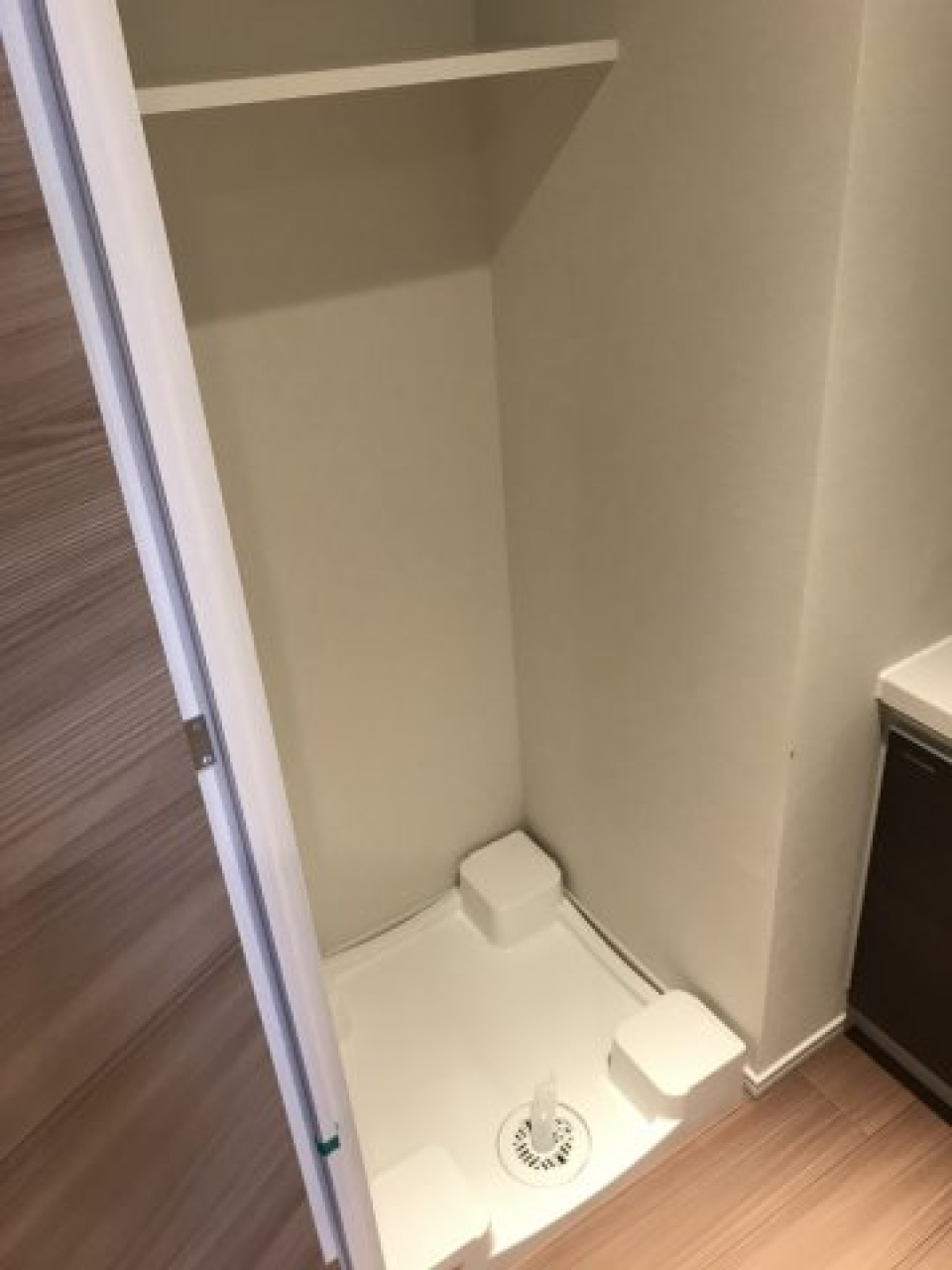 室内洗濯機置き場の上には棚があるので、洗剤やお掃除道具等、整理整頓に便利そうです。