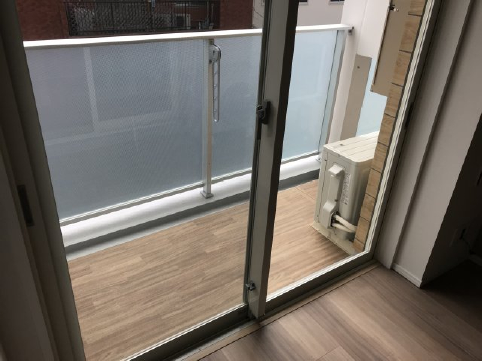 ベランダの床もウッドテイストでオシャレです。