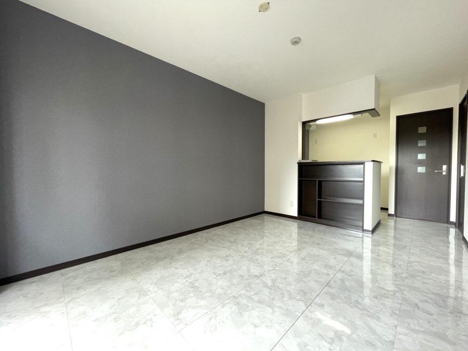 白×ブラウンの配色がシックなお部屋です