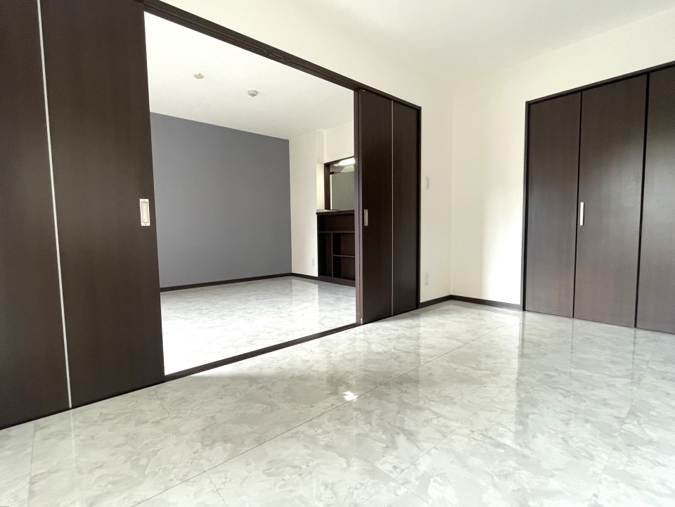 広めの洋室は戸を開けばLDKとも繋がります♪