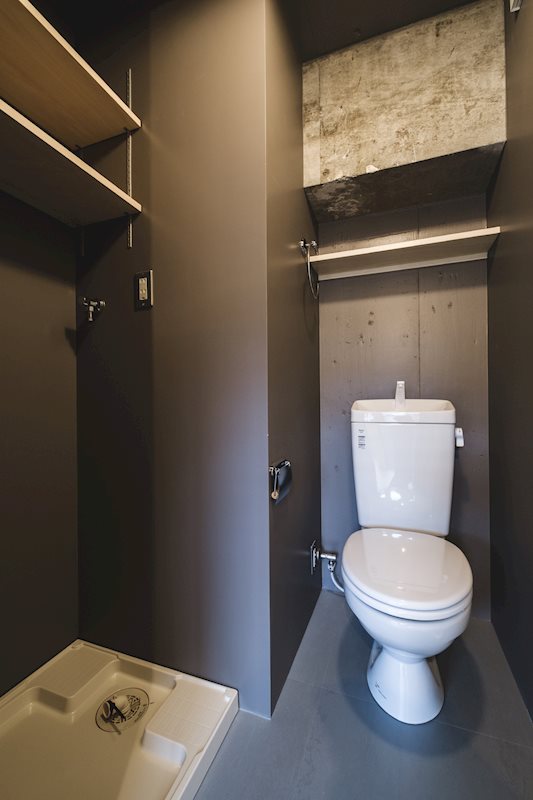 サニタリースペースは濃色でまとめています