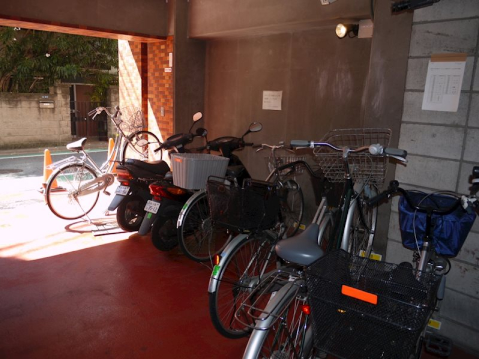 大切な自転車は屋根下に保管できます