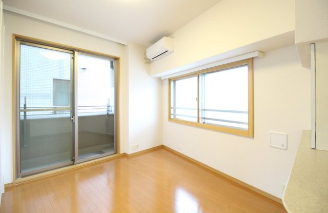 角部屋ならではの窓の多い構造です。キッチンに近いため、焼肉パーティーをしても換気に困りません。