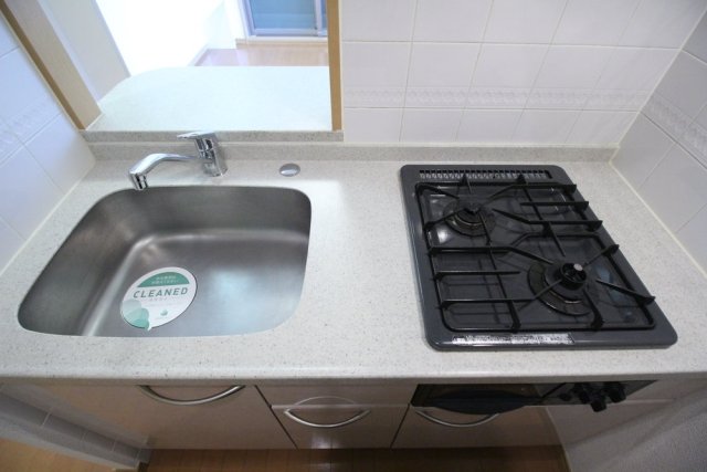 2口ガスコンロとグリル付き。
