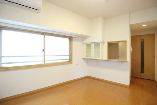 7.8帖の洋室は広すぎず狭すぎず、インテリアの配置が重要になってきそうです。