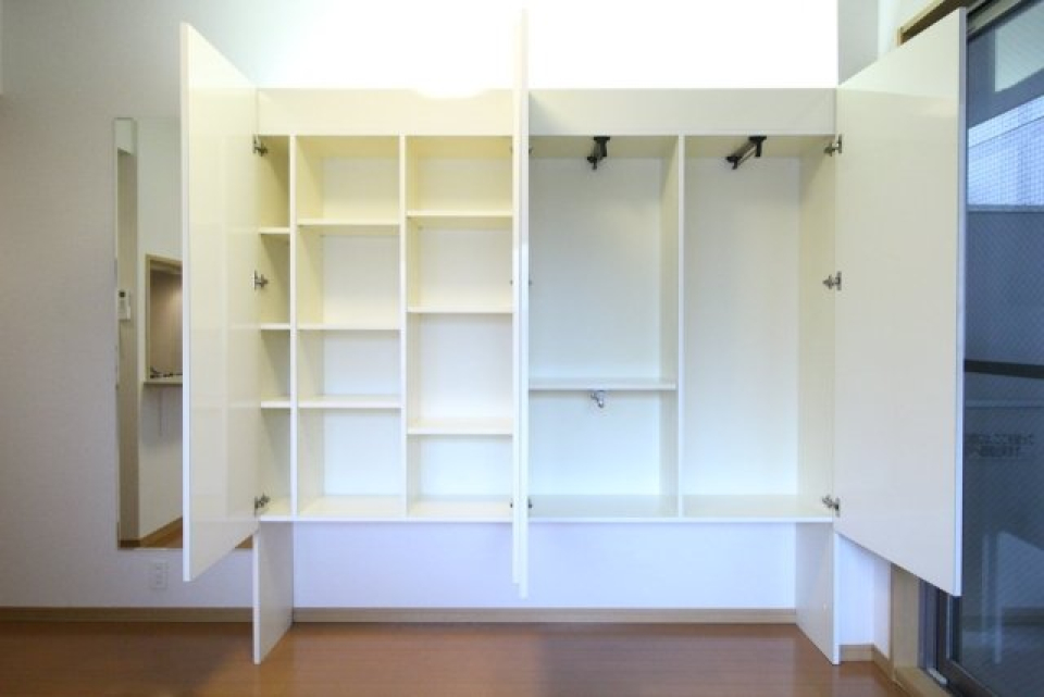 薄手の服や小物は左側、厚手の服は右側と使い分けができます。