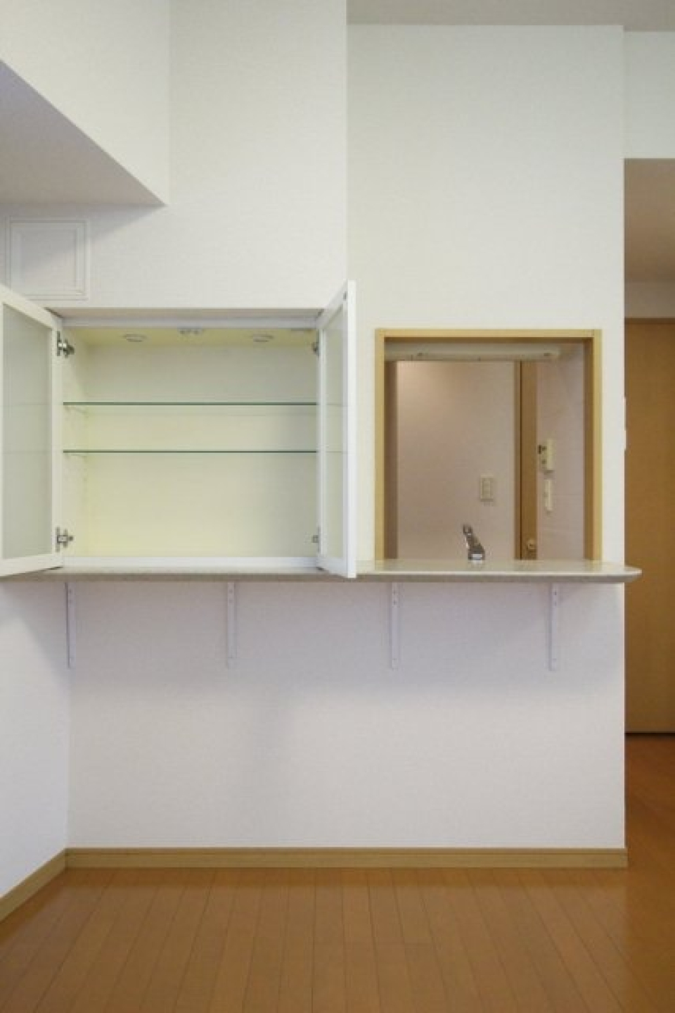 キッチンの前には食器棚が付いており、出し入れ簡単です。