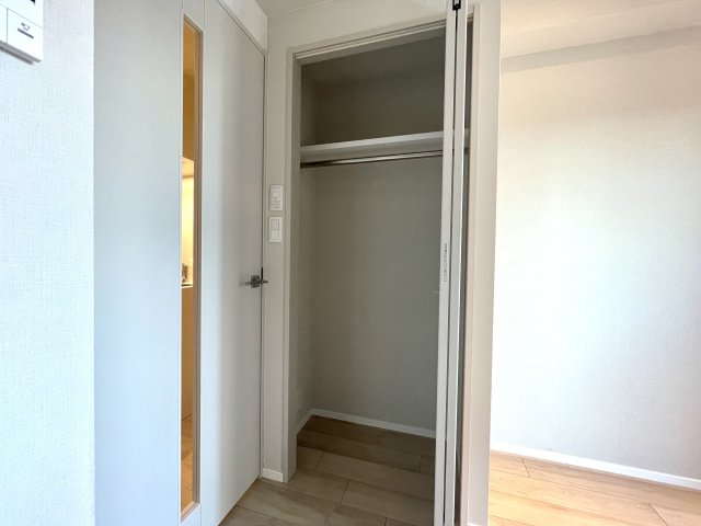 長い丈の洋服も収納できるクローゼット。