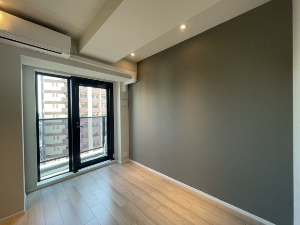 木目調のフローリングにホワイトとグレーのウォールが採用されています。