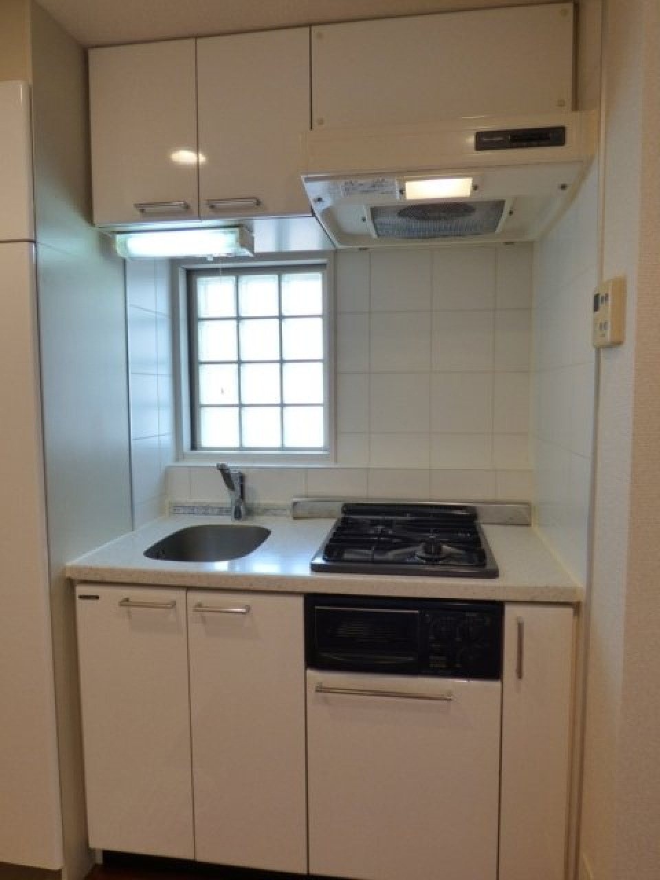 キッチンには小窓あります