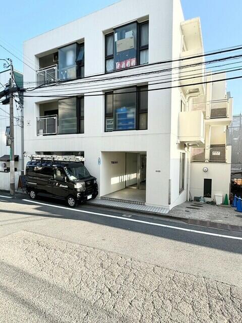 カクカクとした収まりの良いシンプルな外観です。