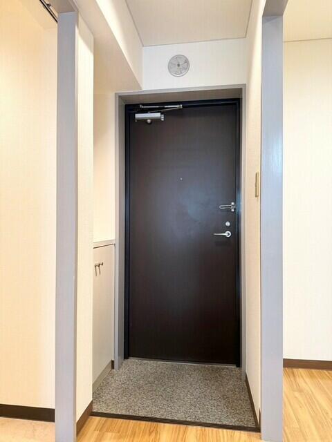 玄関は、腰の高さのシューズボックス付きです。鍵やカバンを置きとしても使用できる高さです。