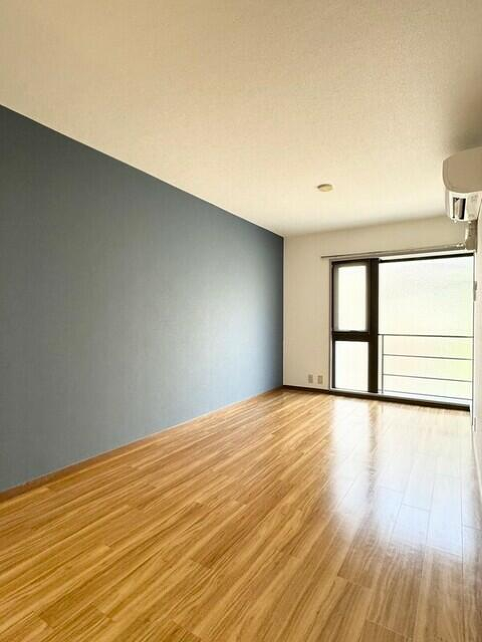 11.5帖のLDKは壁紙がアクセントになっています。絵画や観葉植物がよく映えそうです。