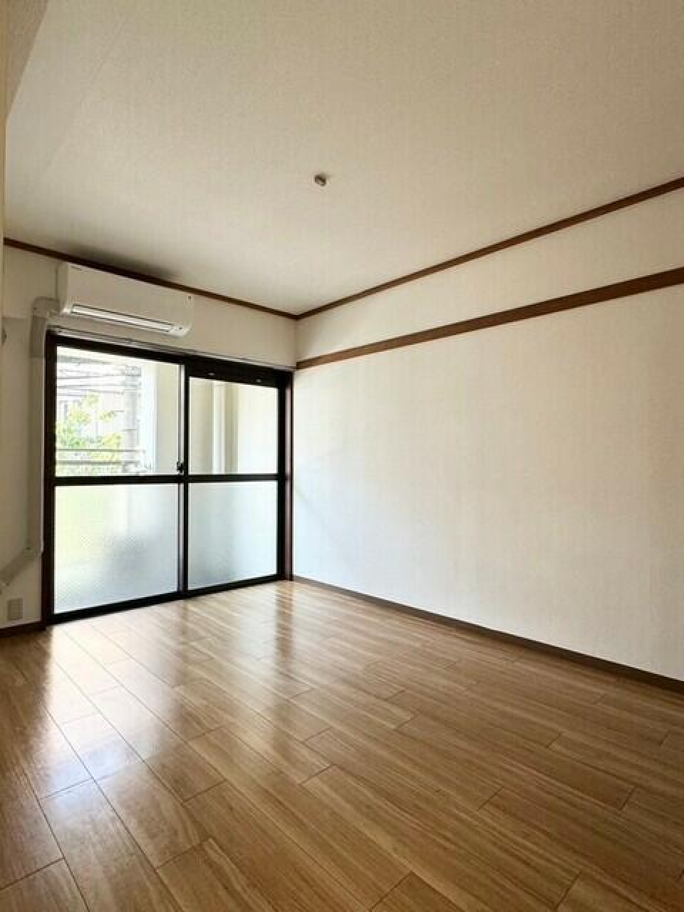 6帖の洋室です。バルコニーからクローゼットまで一直線なので、お洗濯後の動線を確保したいですね。