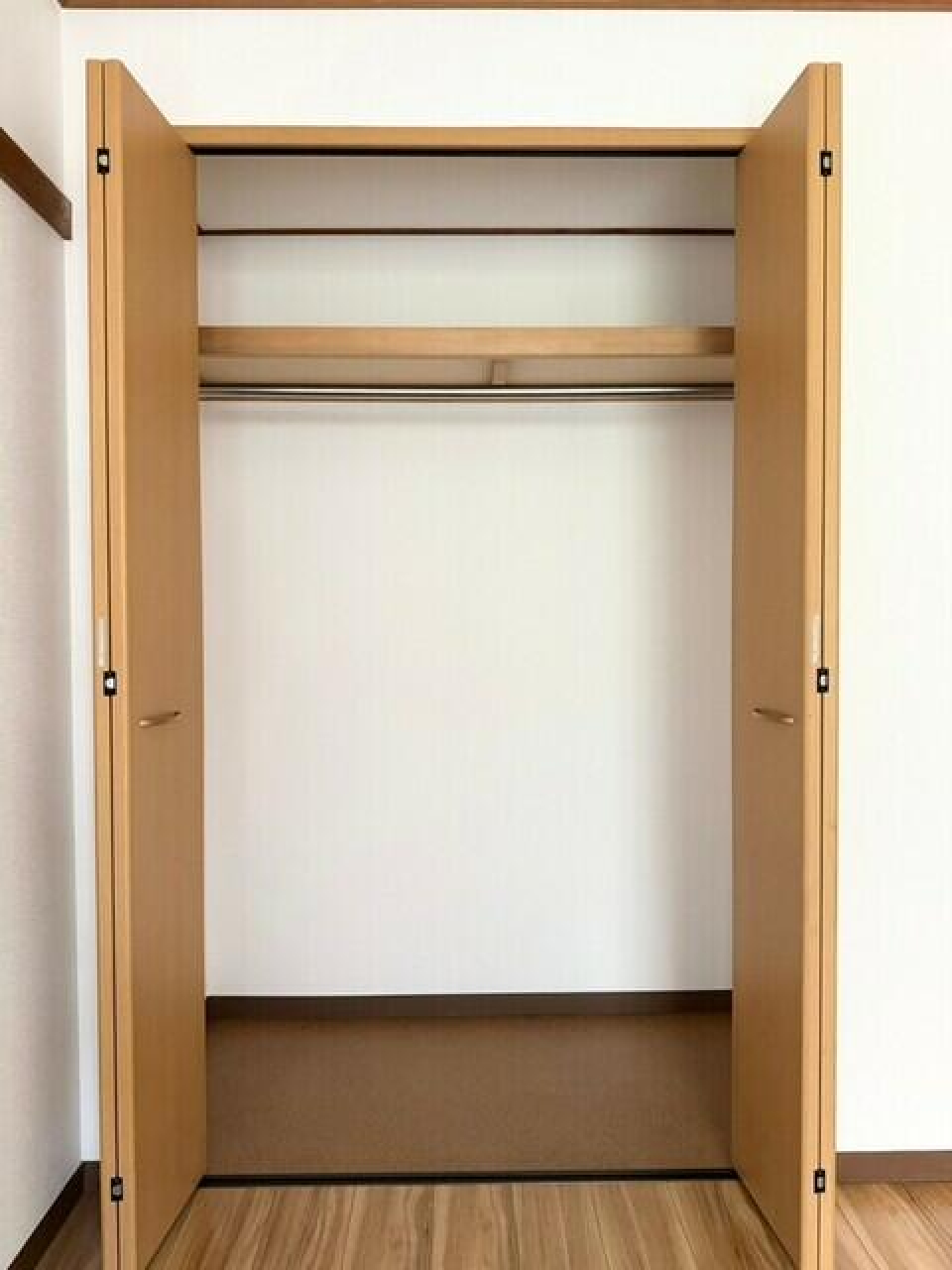 ハンガークローゼットなので、そのまま服をかけることができます。衣替えの際は上段をうまく使いたいですね。