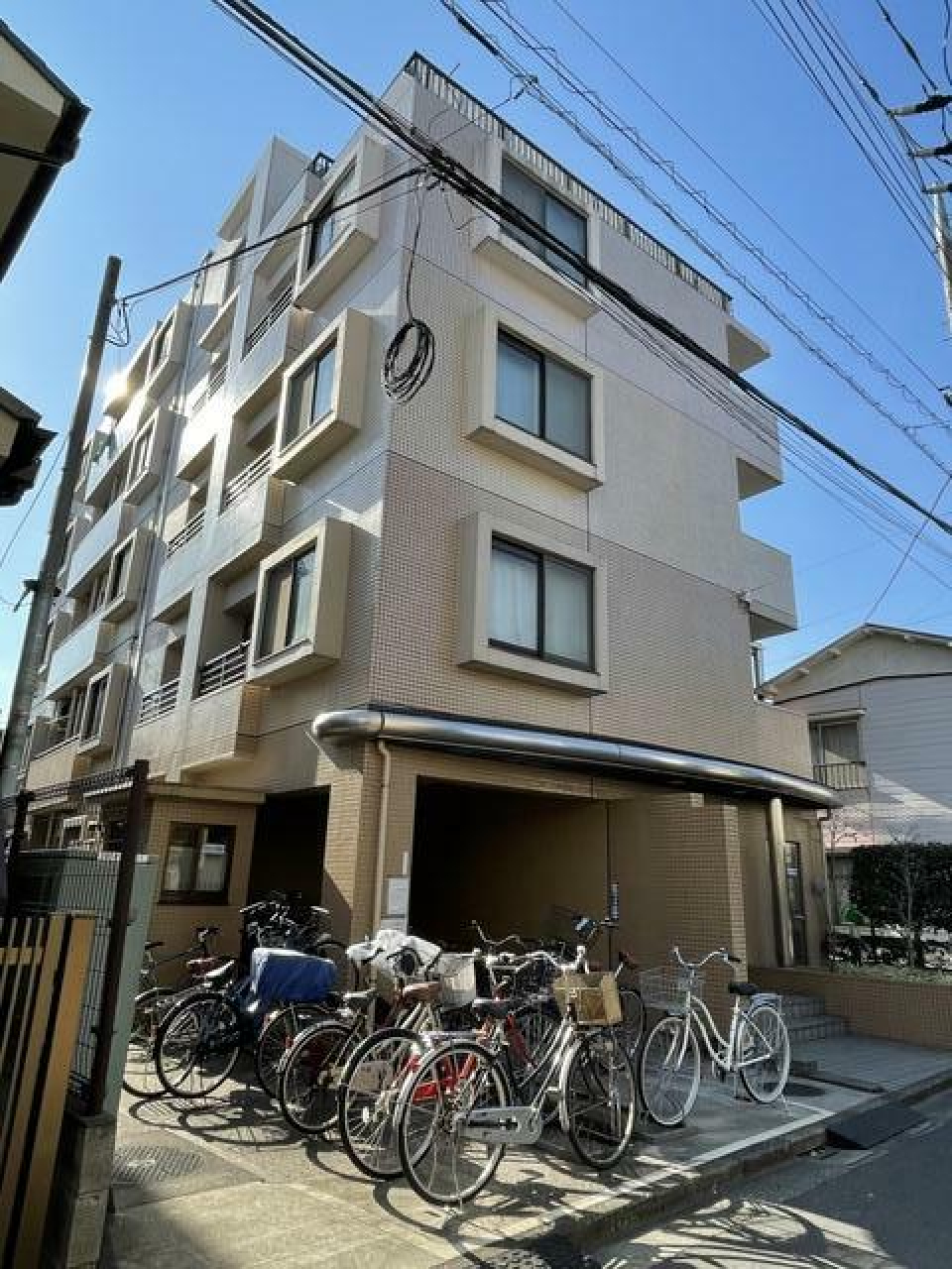 レゴっぽいカクカクした外観が特徴的です。