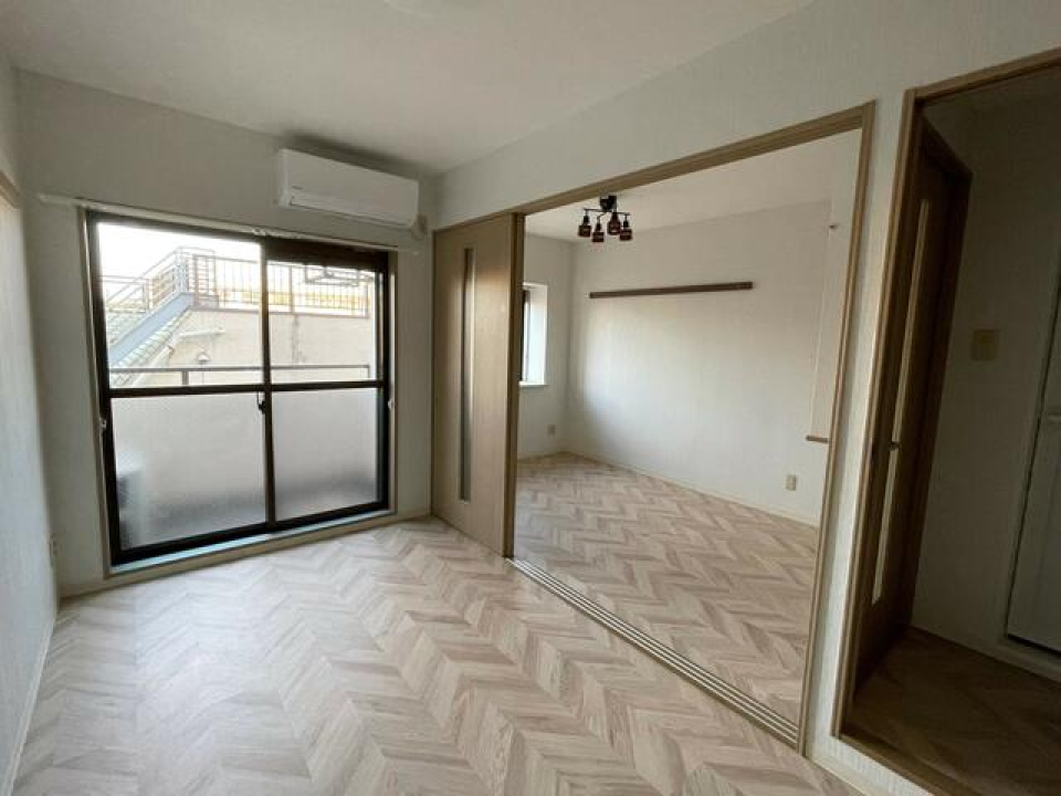 木目調のクッションフロアがクラシカルな空間に仕上げてくれています。