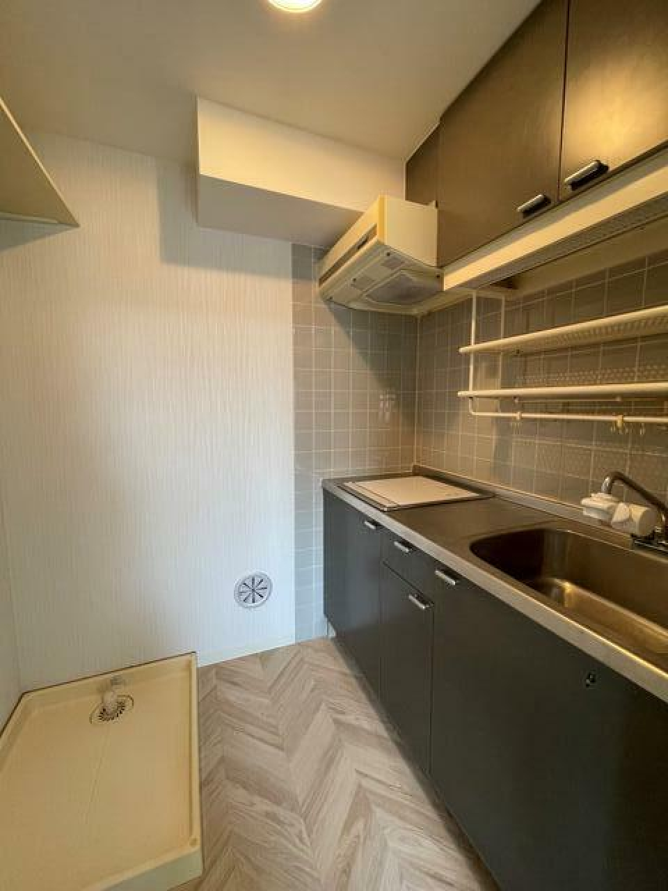 キッチンは黒を基調としており、シックな雰囲気に。IHコンロが設置されているので、簡単にお掃除ができます。