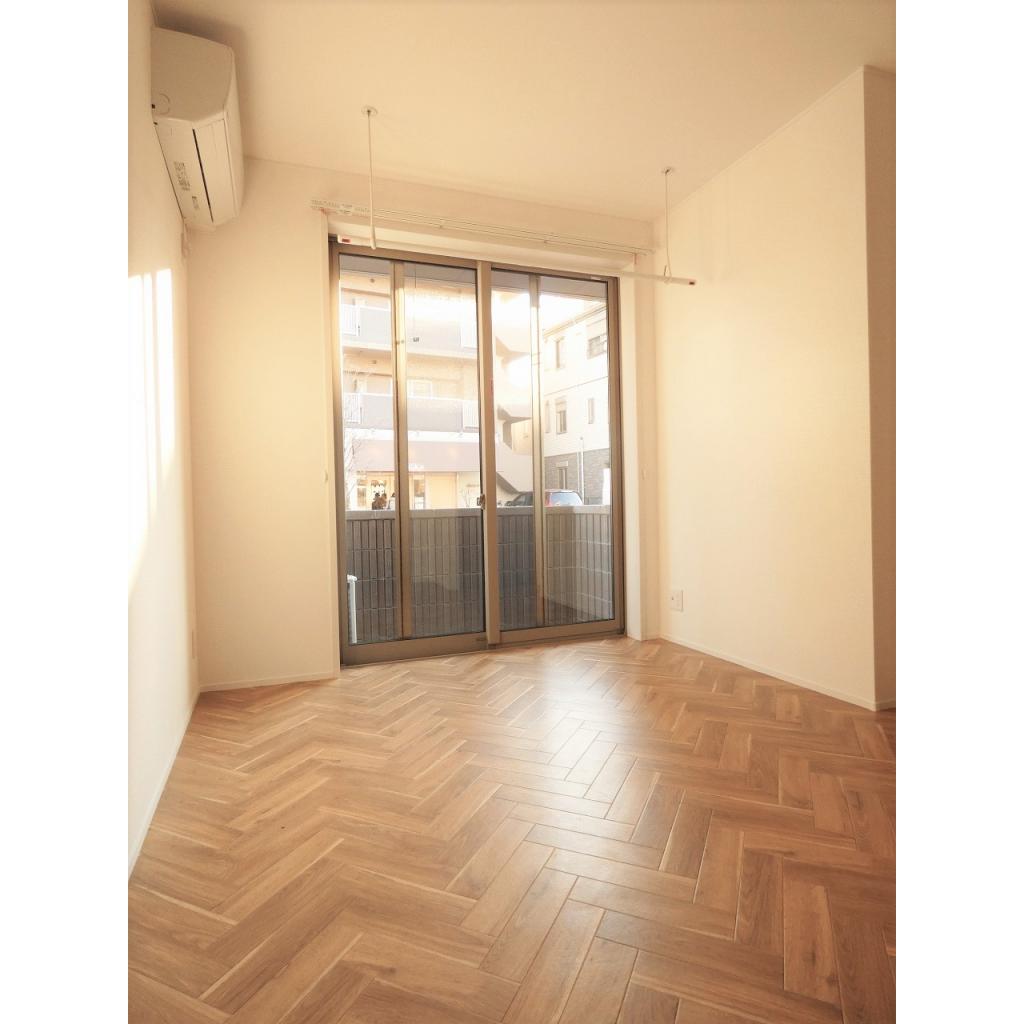 ヘリンボーンのフローリングがデザイン性があって面白い。