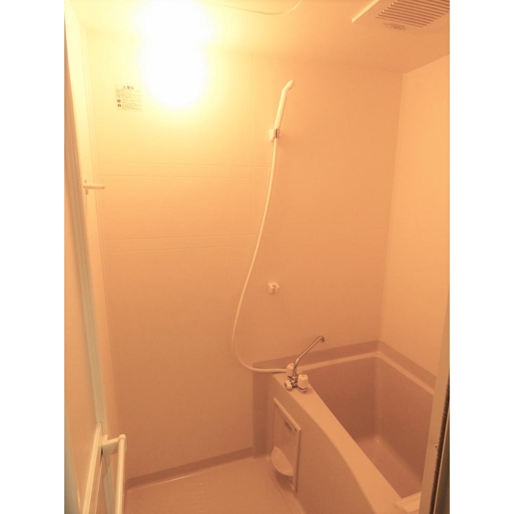 浴槽とシャワーを浴びるところは分かれているので、ゆったりと浴槽に浸かることができますね。