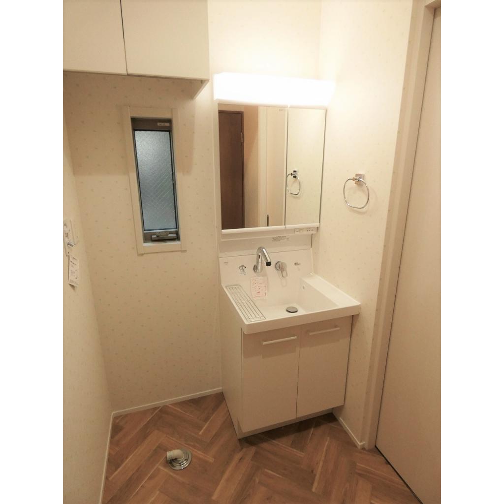 洗濯物置きの上には窓と収納があるので、日用品のストックがしやすそうですね。