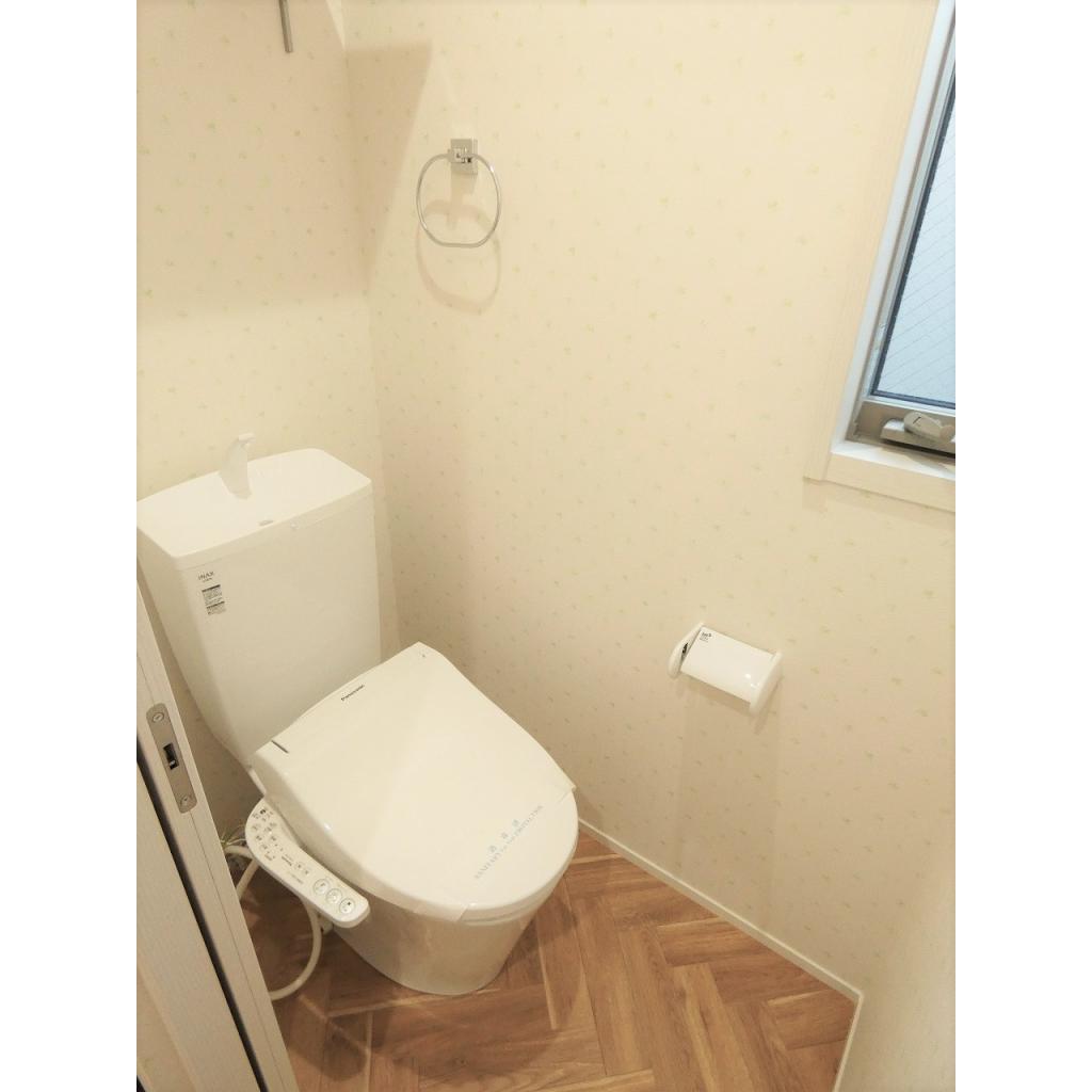 トイレ内には窓があるので、自然光を取りいられるだけでなく換気もできます。