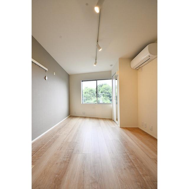 1Rの間取りです。フローリングや壁紙の色合いが調和され温かい雰囲気です。