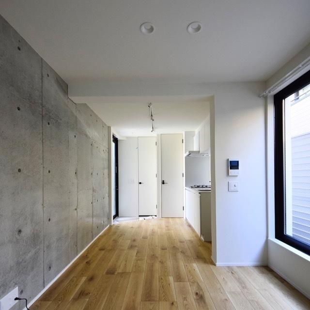 壁一面のコンクリートがアクセントになり、垢抜け感をプラスしてくれます。