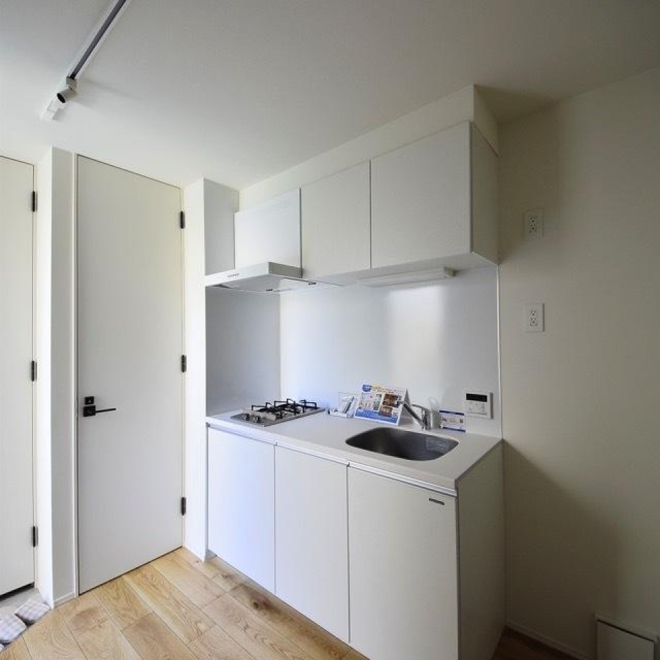 キッチンは内装と合わせたホワイトカラーです。清潔感はありますが、汚れが目立ってしまうのでこまめに掃除しましょう。