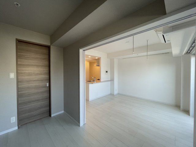 寝室となる部屋は、4.5帖。シングルベッドを置いて少し余裕があるくらいの広さです。