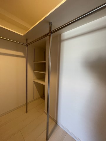 嬉しいウォークインクローゼット付き。衣類もバックもスッキリ収納できます