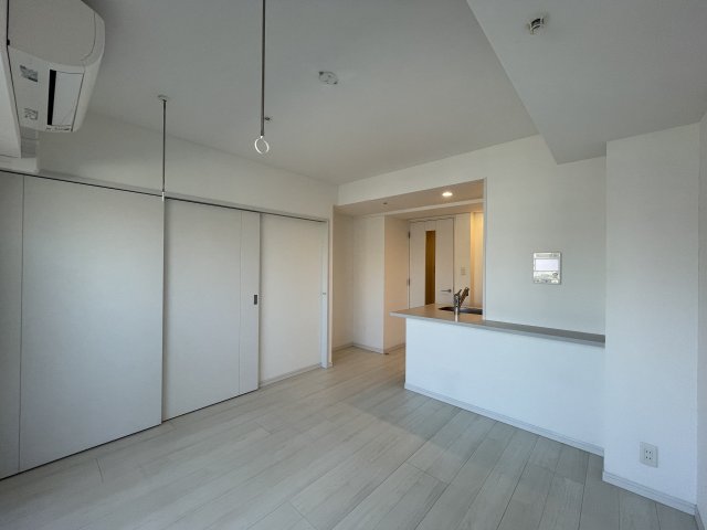 9.9帖のLDK。ソファやテーブルを置いて寛ぎのスペースに。