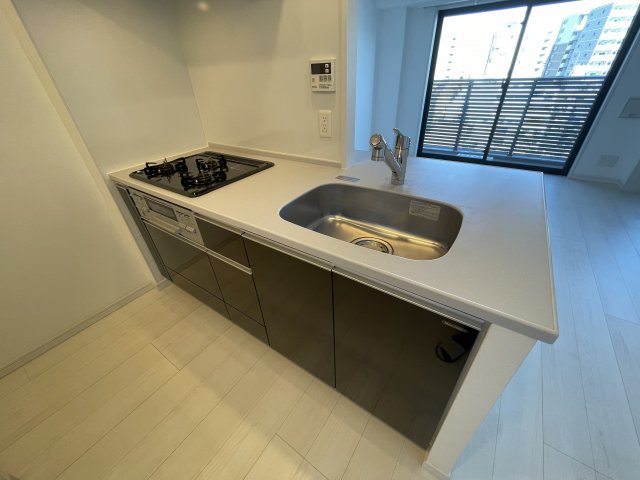 カウンターキッチンはブラック&times;ホワイト。3口コンロでお料理もはかどりそう