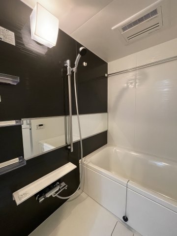 浴室乾燥付きのバスルーム。雨の日でも安心。