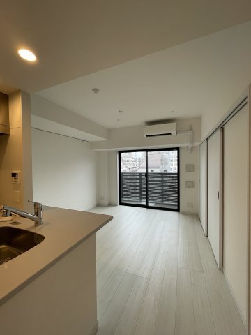 キッチンから見た部屋の様子。